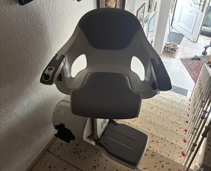 HomeGlide Treppenlift auf einer geraden Treppe