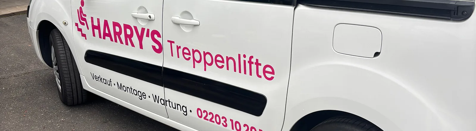 Der weiße Wagen von Harry’s Treppenlifte mit Logo